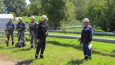 Командир газоспасательного отделения Северо-Кавказского военизированного отряда получает информацию об обстановке на объекте