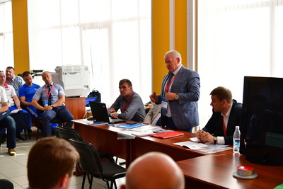 Член мандатной комиссии Михаил Баженов объясняет порядок участия в соревнованиях